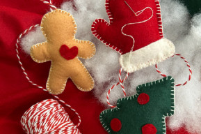 Foto a colori di decorazioni natalizie in feltro.