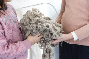 Due bambine tengono in mano uno scampolo di lana.