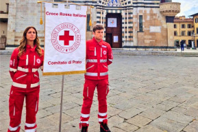 Volontari della Croce Rossa Italiana davanti al Duomo di Prato