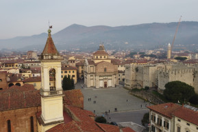 Celebrando la donna nella piazza dei bambini e delle bambine