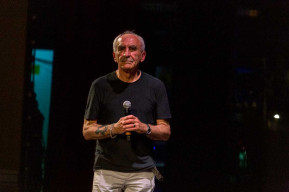 Gino Castaldo durante un suo spettacolo al Teatro Politeama
